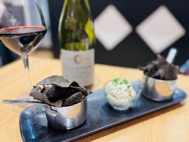 La Crêperie du Roc Chips de sarrasin à l'encre de seiche